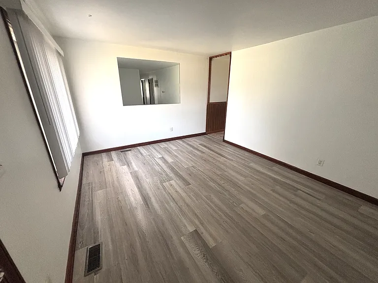 1352 Crestwood Dr — Photo 4