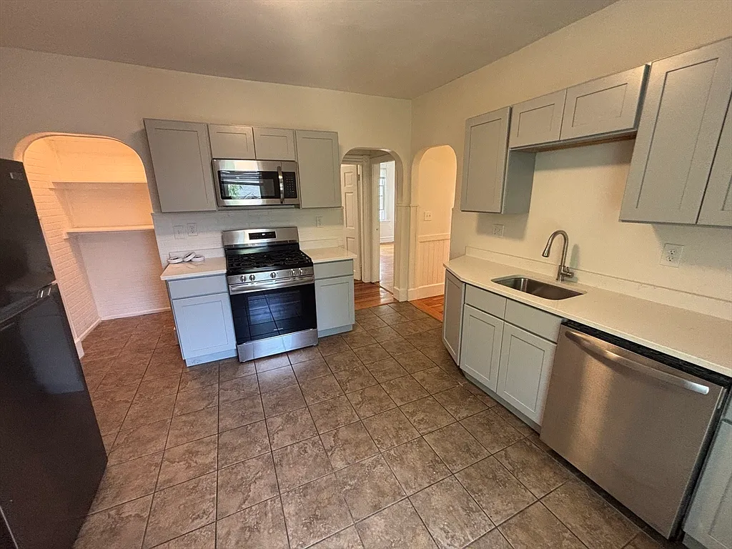 3 bed, 1.0 bath, 1200 sqft, $3,000 — Photo 2