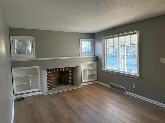 4th image of 2294 Edgewater Dr