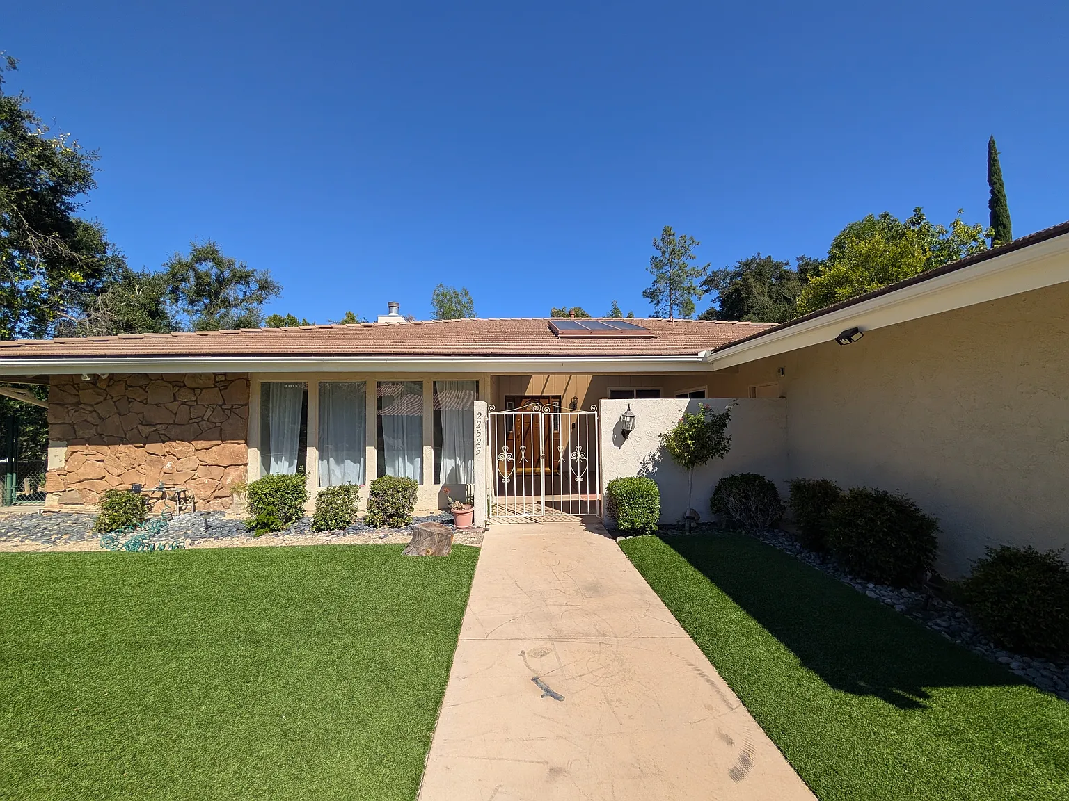 4 bed, 2.5 bath, 2382 sqft, $7,495 — Photo 3