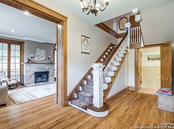 4th image of 634 W Russell Pl