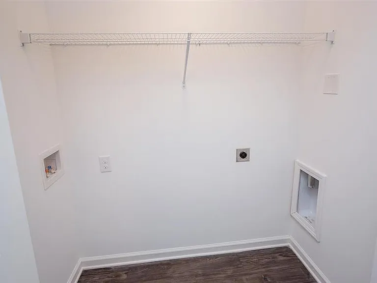 Barrington Apartments — Photo 15