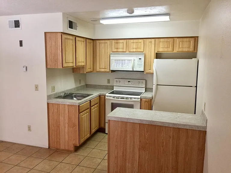 1810 E Blacklidge Dr #307 — Photo 2