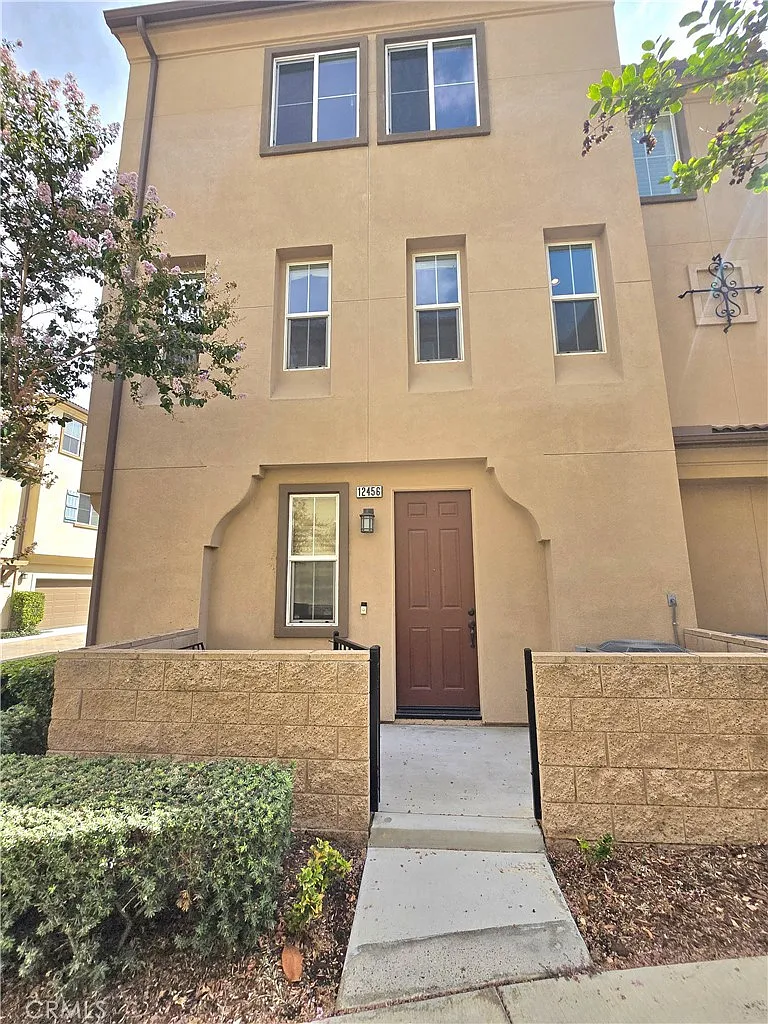 3 bed, 2.5 bath, 1668 sqft, $3,500 — Photo 3