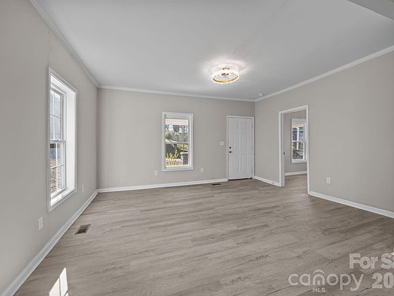 3rd image of 934 Cherry St