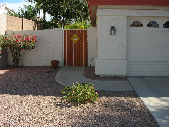Front gate/2-car garage