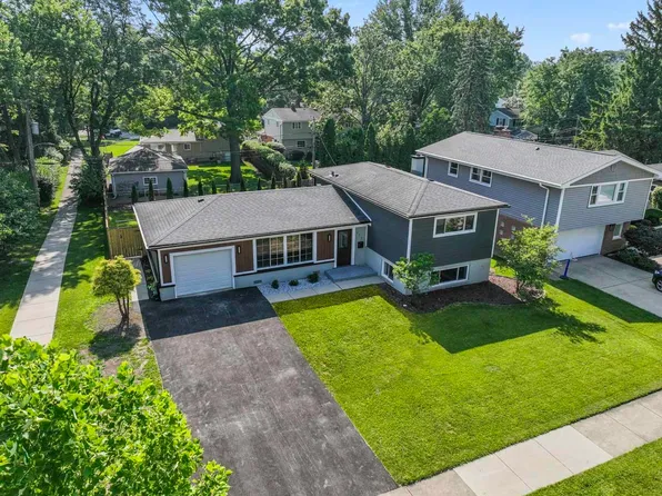 117 S Waverly Pl, Mount Prospect, IL 60056