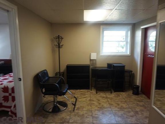 4th image of 608 Old Farm Ln