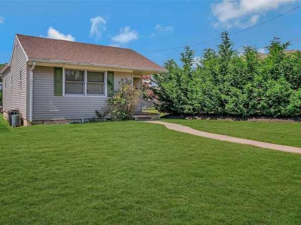 124 Pine Street, Lindenhurst, NY 11757