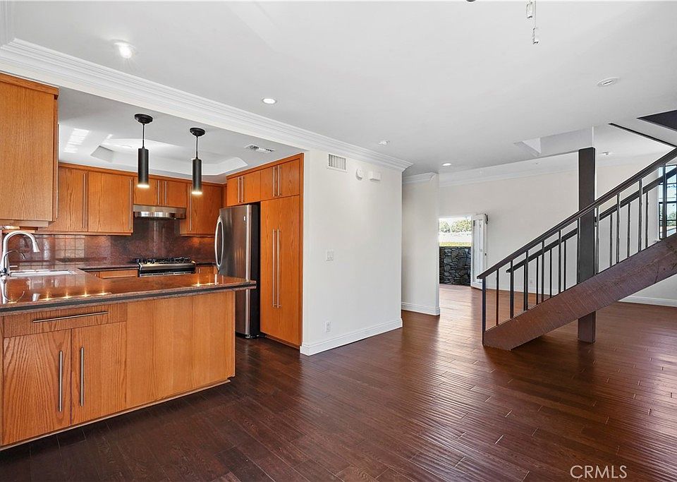 1st image of 823 W 15th St APT 1D