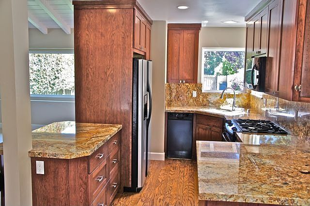 2nd image of 558 Rosecrans Ave