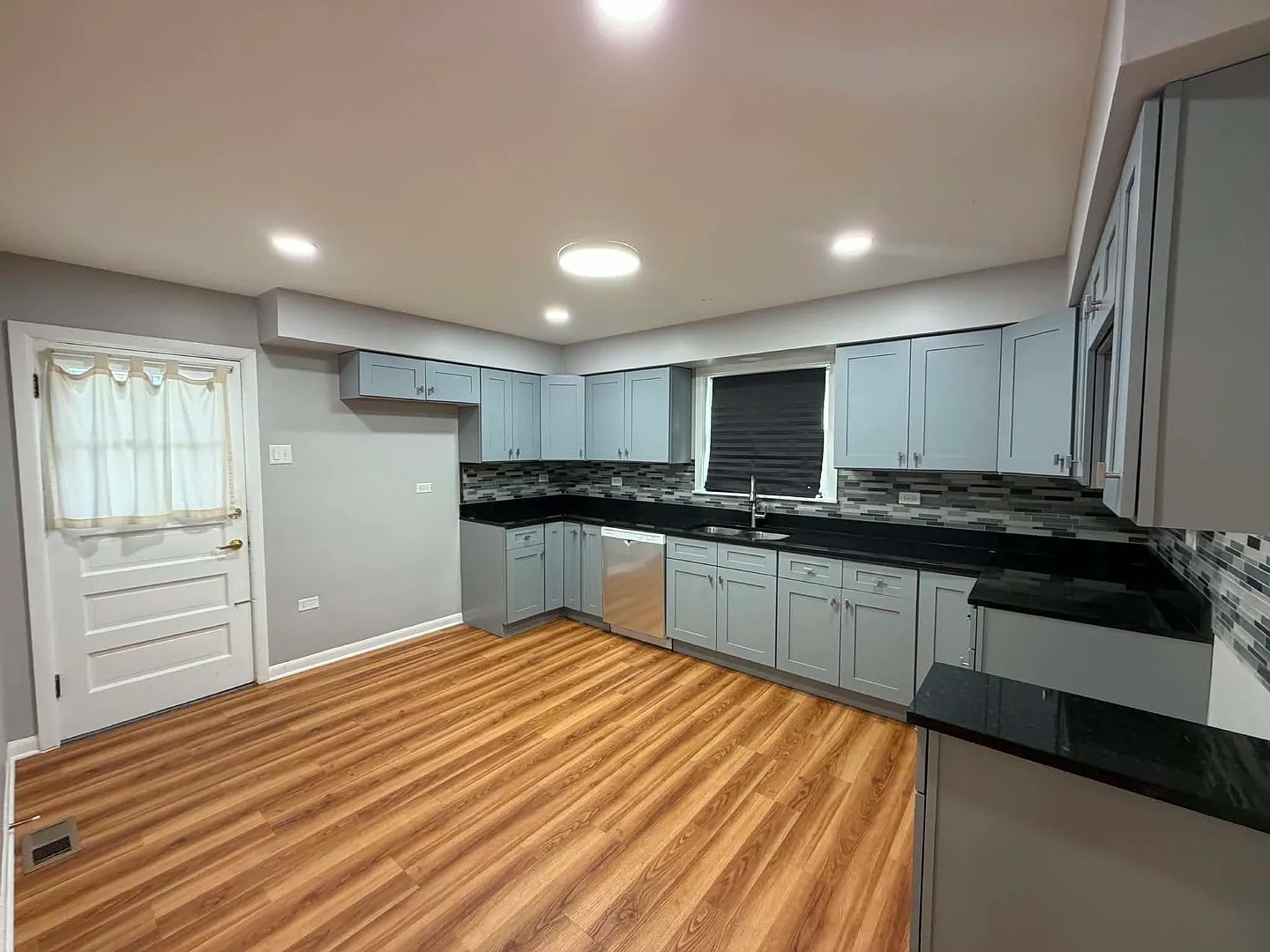 3 bed, 1095 sqft, $3,200 — Photo 4