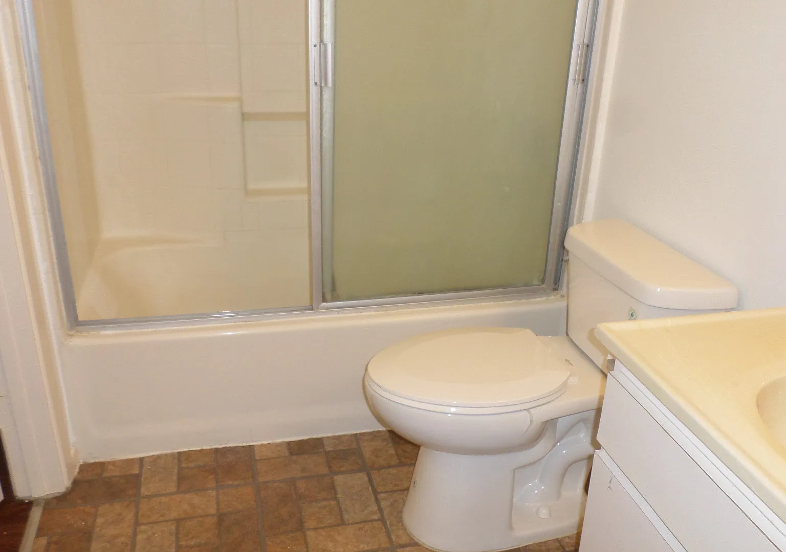 Very Large One Bedroom One Bathroom Apartment — Photo 4