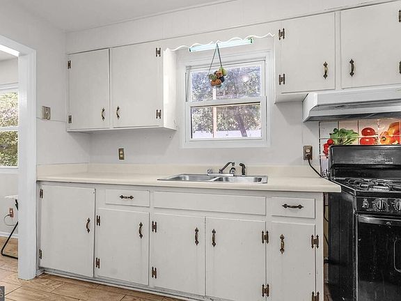 3rd image of 2438 E 39th St