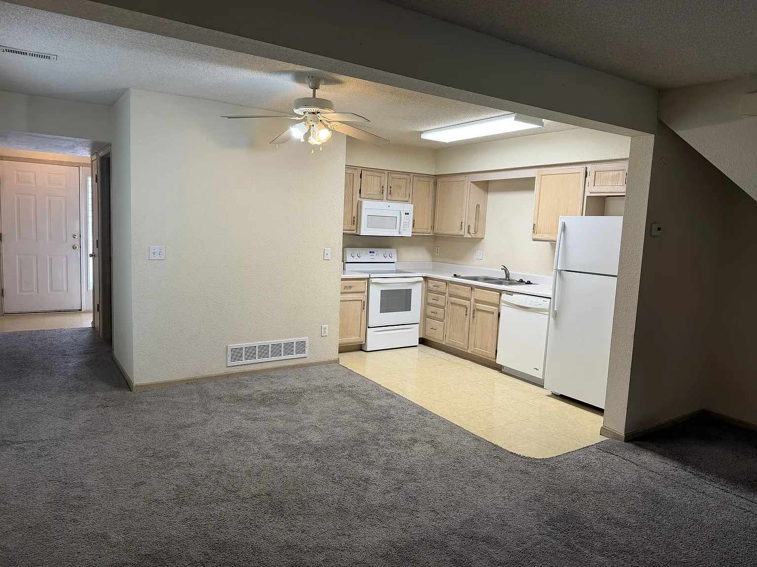 3 bed, 2.5 bath, 1400 sqft, $1,500 — Photo 4