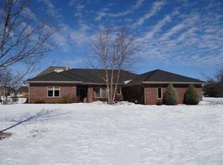 150 Saint James Cir, Union Grove, WI 53182