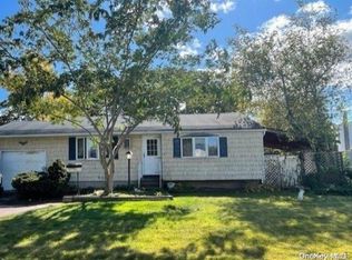 10 Arrow Ct, Central Islip, NY 11722