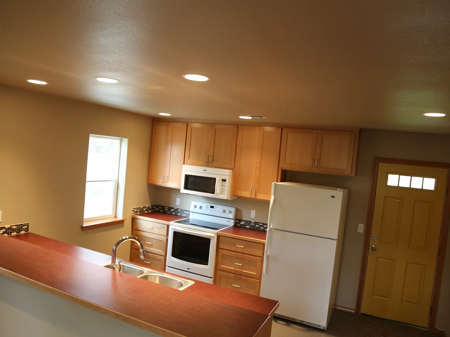 710 Valencia — Photo 3