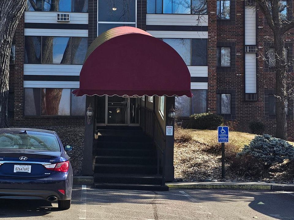 1st image of 3076 Lexington Ave N APT B6