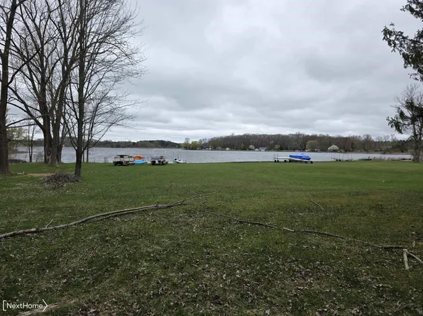 3760 Southwick Dr, Howell, MI 48843