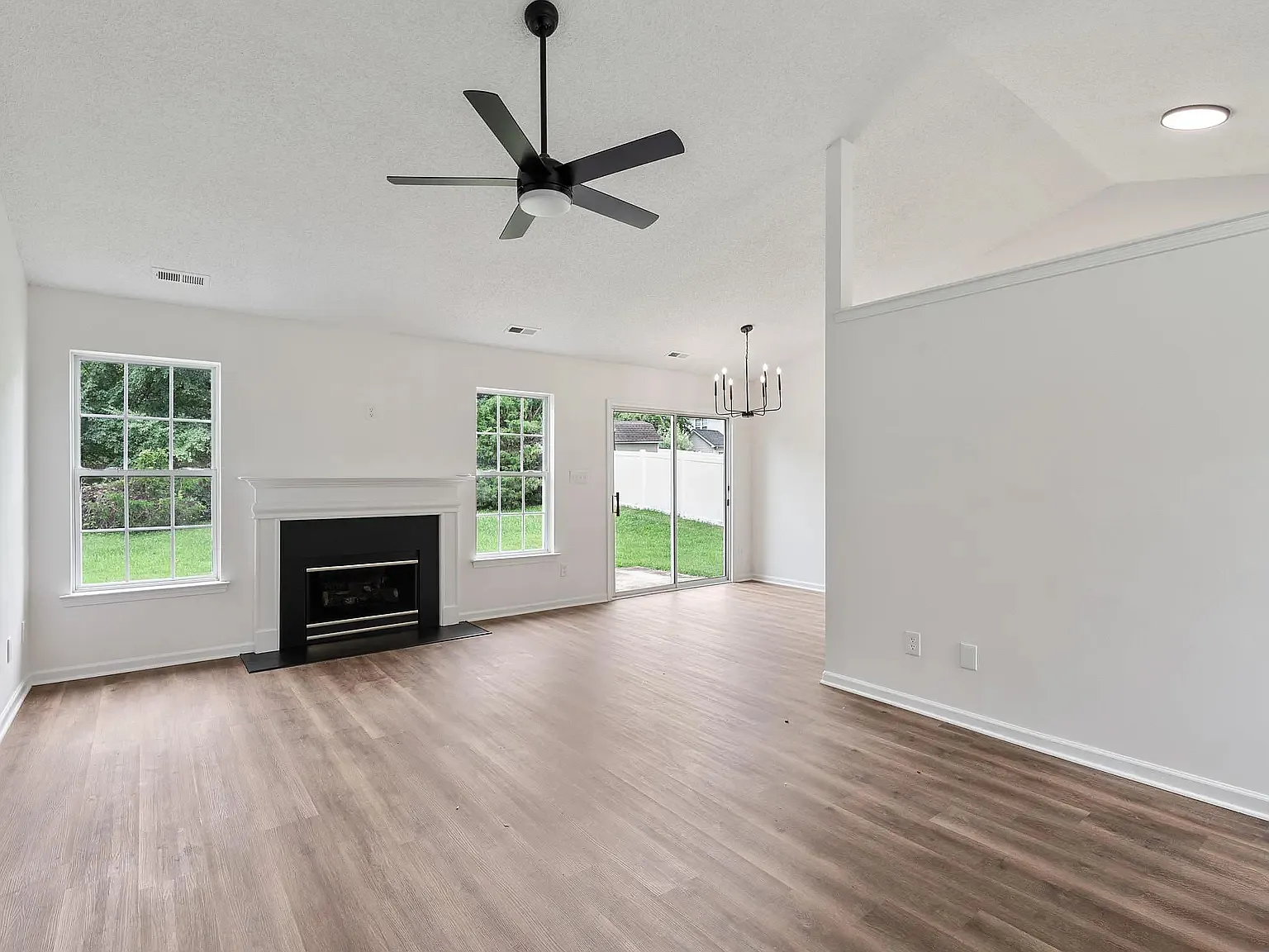 3 bed, 1293 sqft, $2,100 — Photo 2