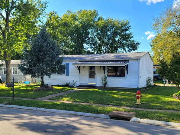 51 Cedar Dr, Pacific, MO 63069