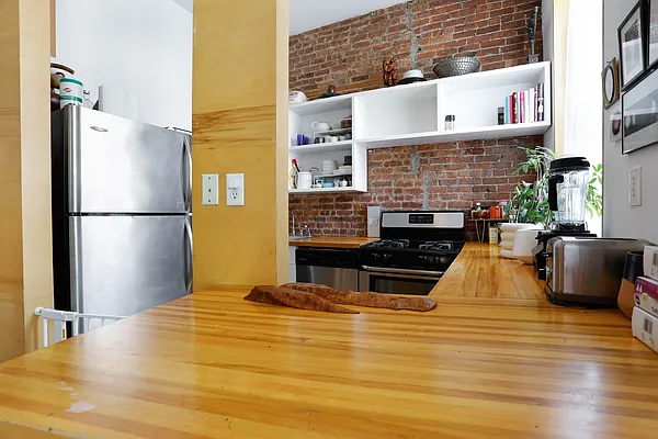 Rented by AVENUE 8 INC | media 8