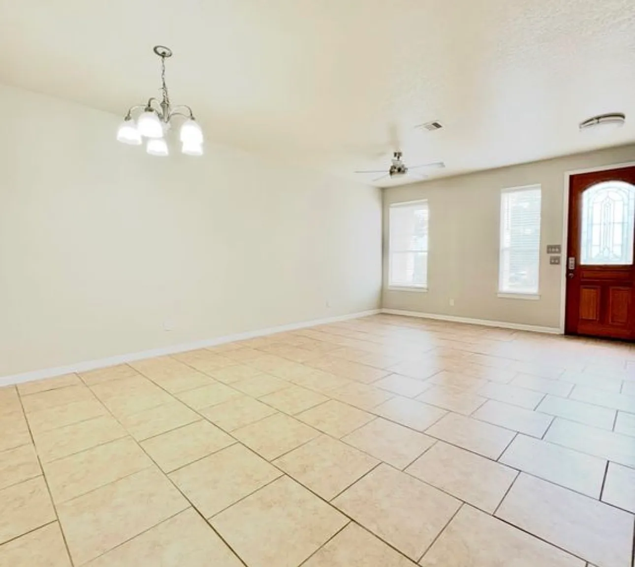 5 bed, 3550 sqft, $2,900 — Photo 2
