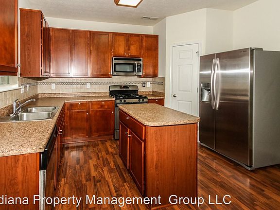 3rd image of 979 Retford Dr