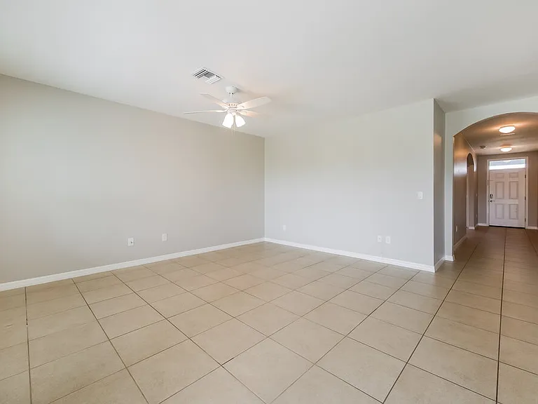 220 SE 2nd Pl — Photo 4