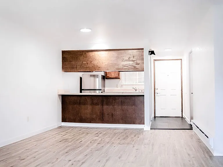 Spacious 2 Bedroom - Excellent Location! — Photo 7