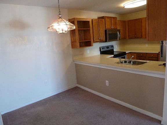 300 Heathercroft Diningroom