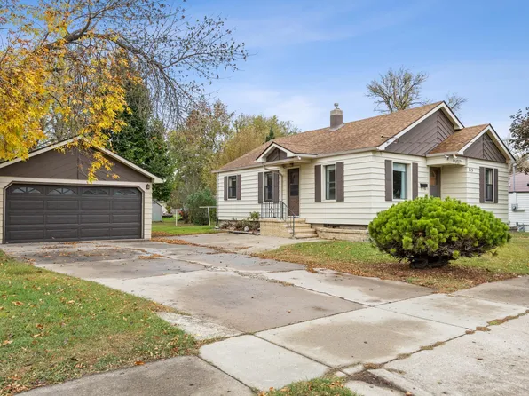 215 16th St N, Moorhead, MN 56560