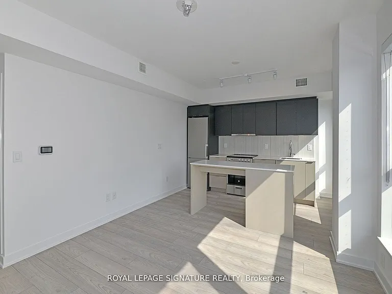 8 Tippett Rd #319 — Photo 4