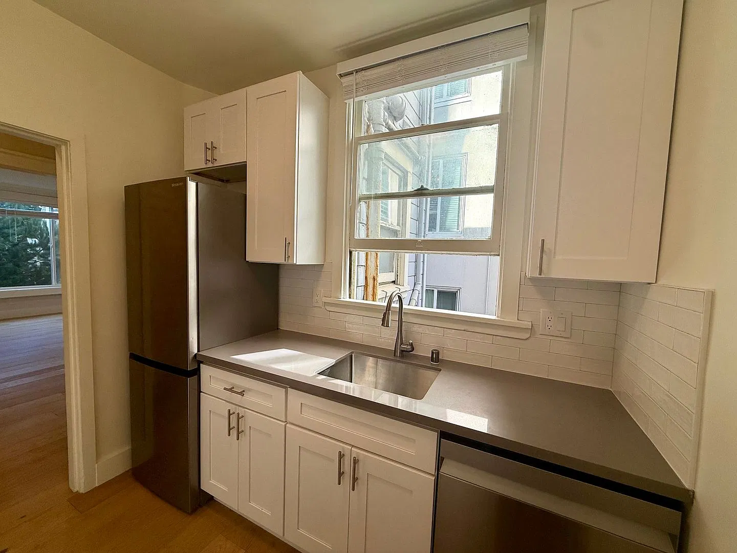 Renovated Nob Hill 1BR w/ In-Unit Laundry! — Photo 4