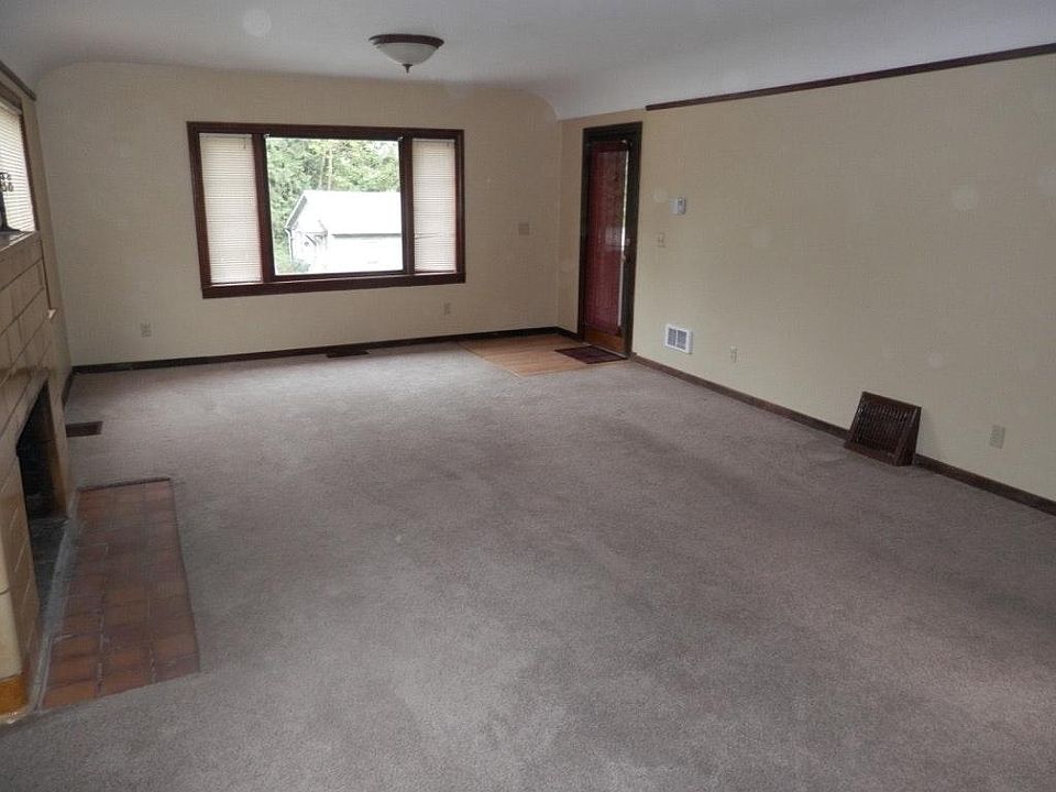 Spacious living room (2 doors to enter)