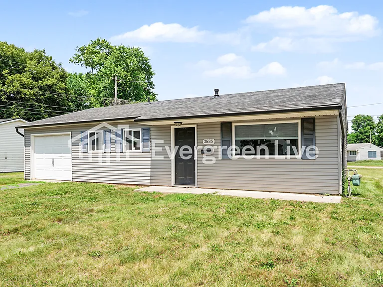 3685 Shoreline Dr — Photo 2