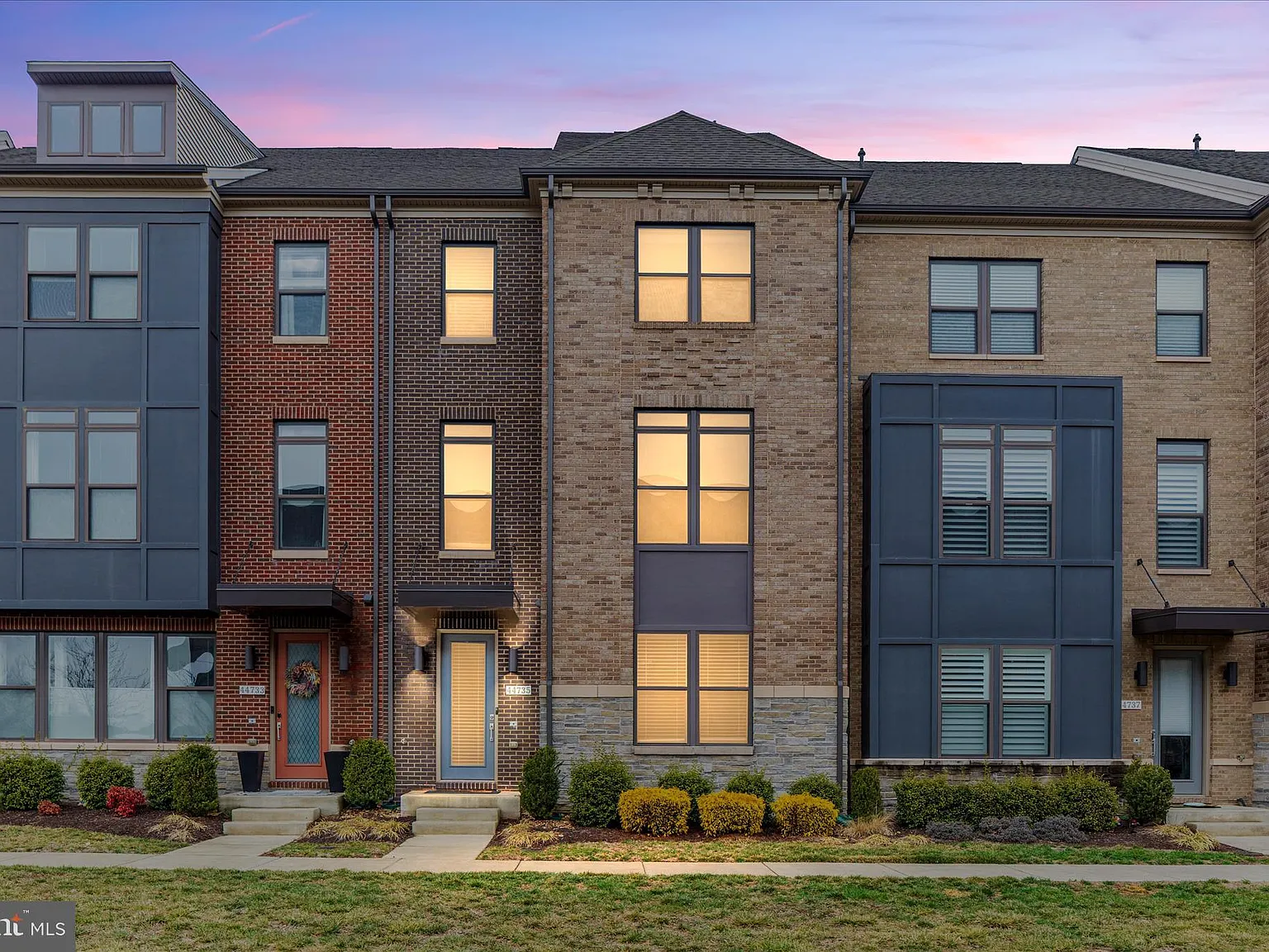 Sm One Loudoun Condo — Photo 1