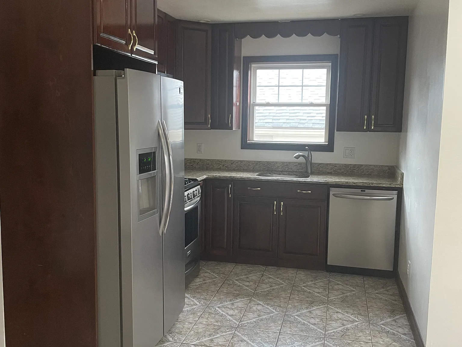 3 bed, 1100 sqft, $2,900 — Photo 3