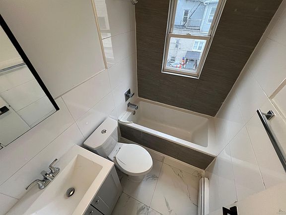 5th image of 42 Thorne St APT 2