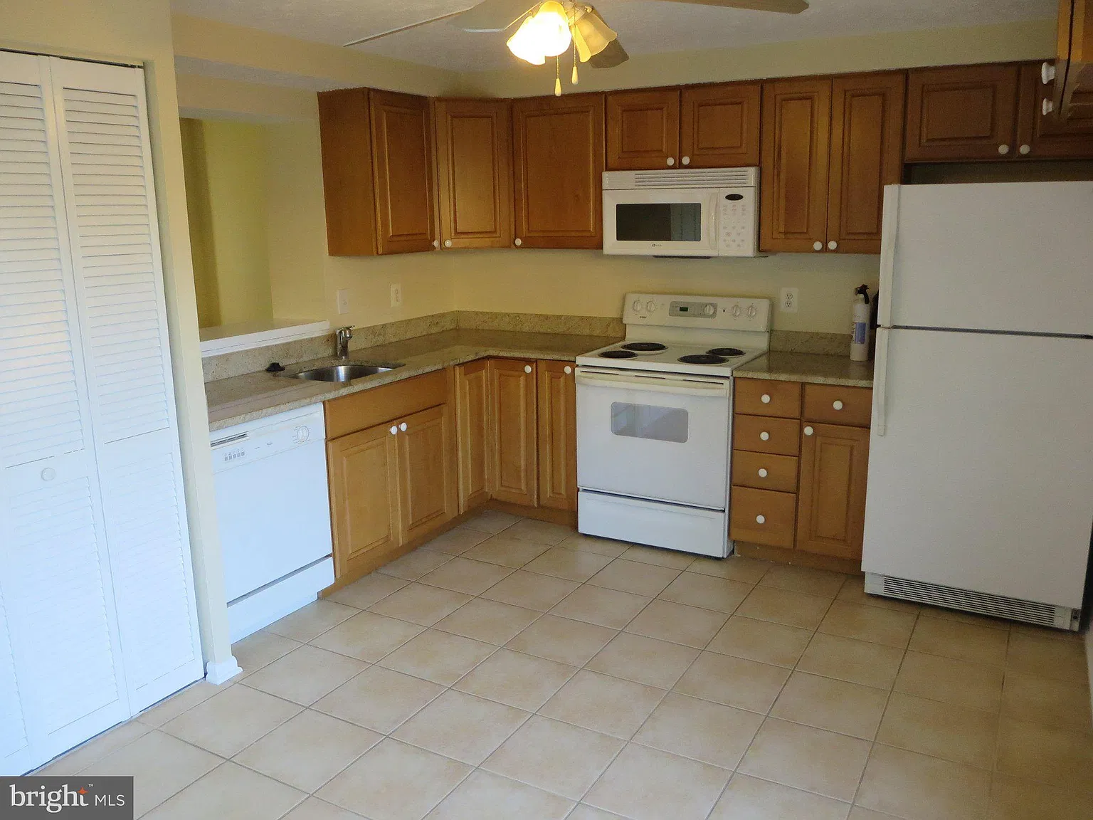 3 bed, 1.5 bath, 1126 sqft, $2,400 — Photo 3