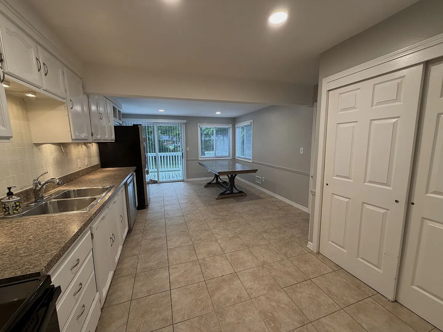 Beautifully Updated Ranch on Spacious Lot — Photo 4