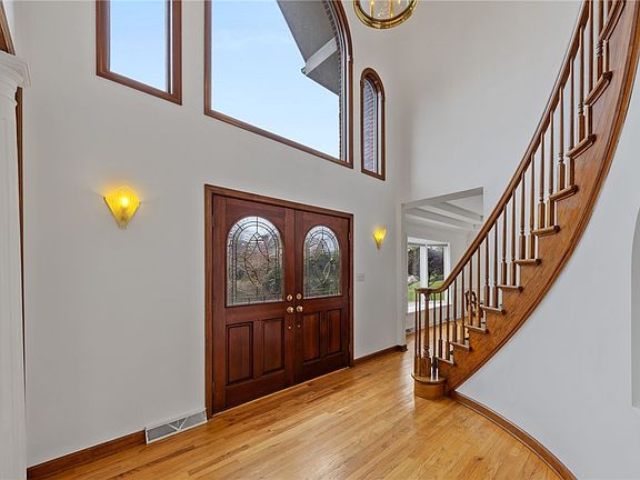 3rd image of 910 Settlers Ridge Rd