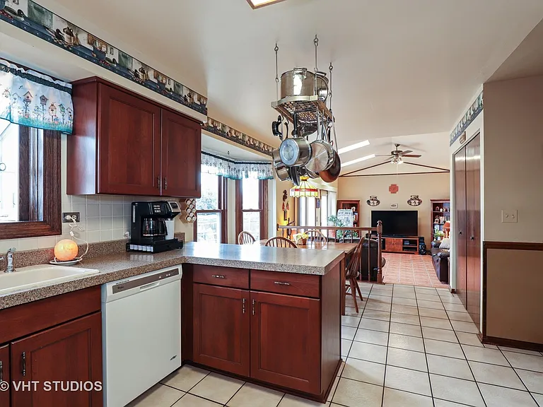 1162 Sandhurst Dr — Photo 5