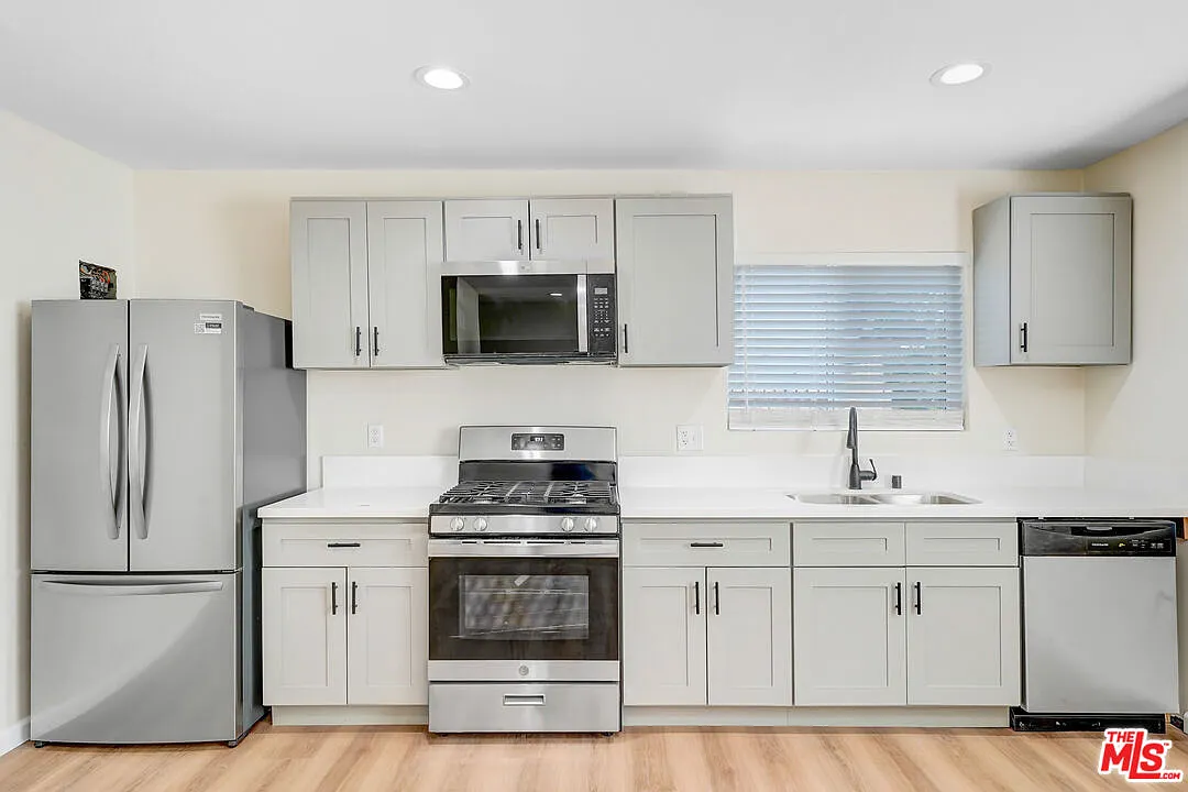 3 bed, 2.0 bath, 1084 sqft, $3,500 — Photo 3