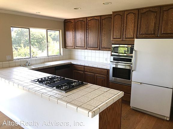 3rd image of 2674 Summit Dr