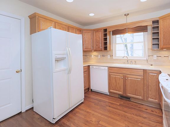4th image of 105 Majestic Cir