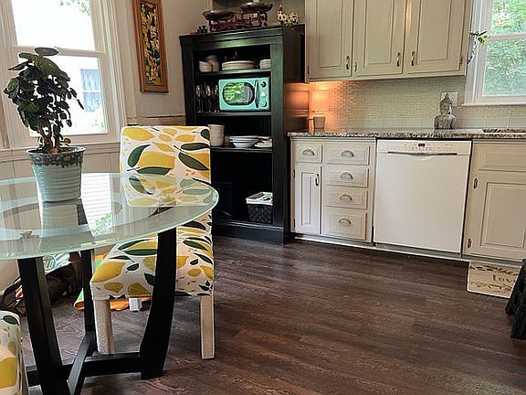 Large eat in kitchen!