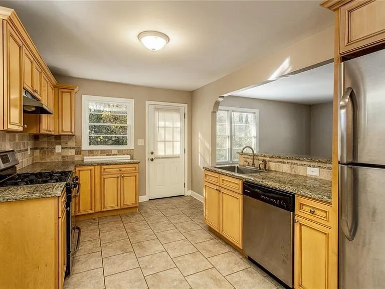 2720 Stonecreek Rd SE — Photo 6