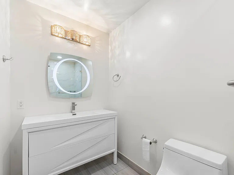 570 W Stocker St #216 — Photo 12